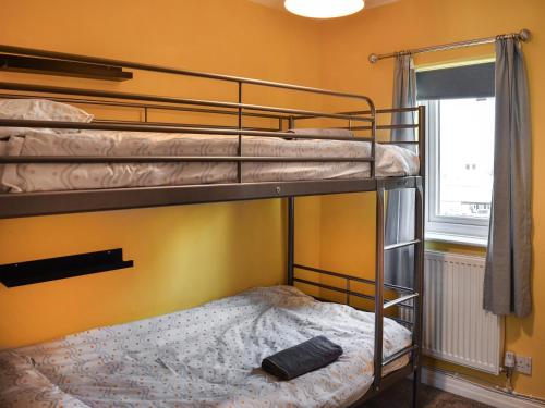 pokój z łóżkiem piętrowym z 2 łóżkami piętrowymi w obiekcie Oak Bank w mieście Great Blencow