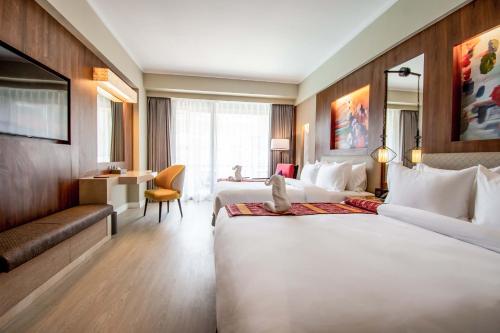 um quarto de hotel com duas camas e um sofá em Mandarin Bay Resort and Spa em Boracay