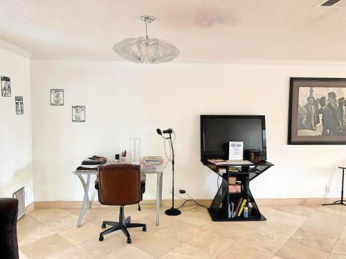 COCA House - Exclusive Private Home w Pool Minutes from Las Vegas Strip- Rates are Per Room, No Shared Spaces