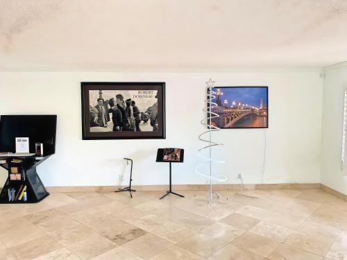 COCA House - Exclusive Private Home w Pool Minutes from Las Vegas Strip- Rates are Per Room, No Shared Spaces