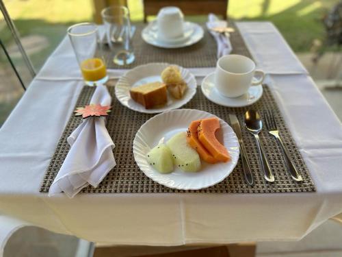 uma mesa com dois pratos de comida em Pousada Luar em Chapada dos Guimarães