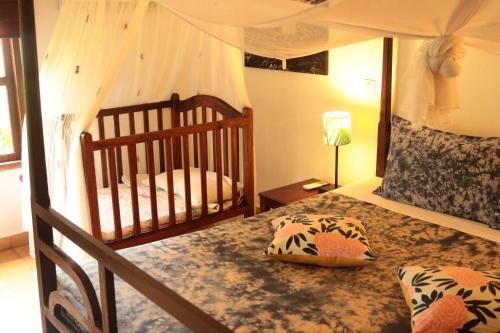 Sambor Village Hotel في كومبونغ ثوم: غرفة نوم بسريرين بطابقين وسرير أطفال