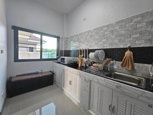 eine Küche mit einer Spüle und einer Arbeitsplatte in der Unterkunft We house - Hangdong in Hang Dong