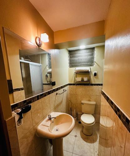 un piccolo bagno con lavandino e servizi igienici di Apartamento Los Jazmines a Cuzco