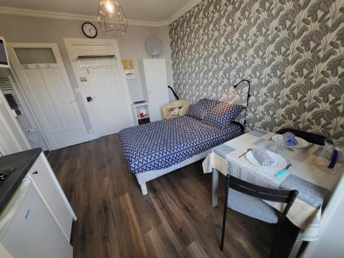 Photo de la galerie de l'établissement Studio meublé classé à Chatel Guyon ville thermale, à Châtel-Guyon