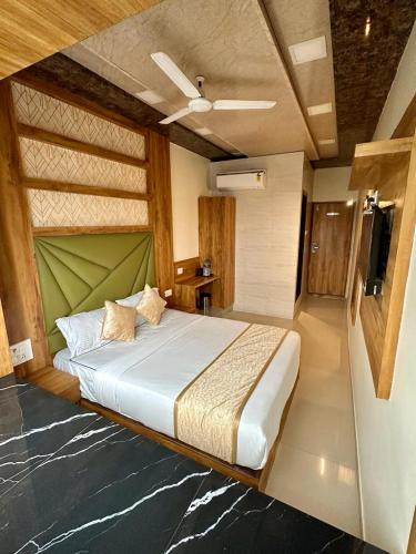 ein Schlafzimmer mit einem großen Bett in einem Zimmer in der Unterkunft HOTEL BKC PRIME - NEAR US CONSULATE in Mumbai