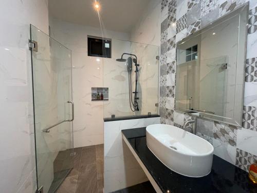 Ένα μπάνιο στο บ้านสวนปันสุข วังน้ำเขียว