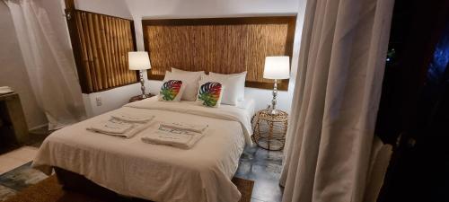 een slaapkamer met een bed met twee handdoeken erop bij ADB TOWER in Manilla