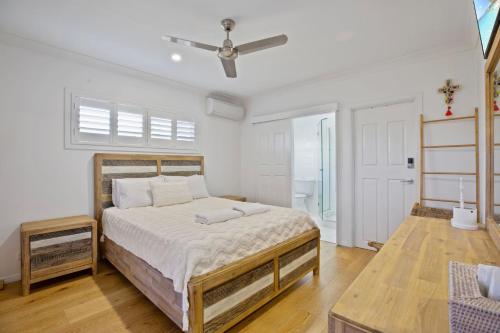 - une chambre avec un lit et un ventilateur de plafond dans l'établissement 91 on Persimmon Drive Peregian Beach, à Peregian Beach