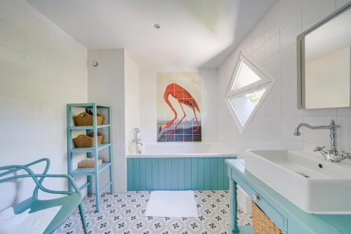 ein Bad mit einem Waschbecken und einem Fenster in der Unterkunft Villa La Forêt • Piscine Parking & Wi-Fi in Sainte-Eulalie