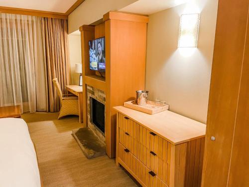 una camera d'albergo con letto e TV di Suncadia Lodge Studio Unit a Cle Elum