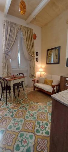 een woonkamer met een bank en een tafel bij Bizzilla Lodging Suite in Mqabba