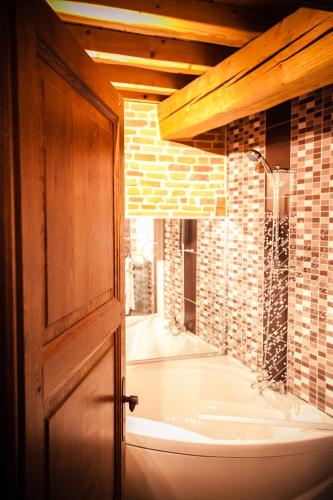 une salle de bain avec une baignoire, un lavabo et une douche dans l'établissement Les Ecuries de la Tour, à Mondonville