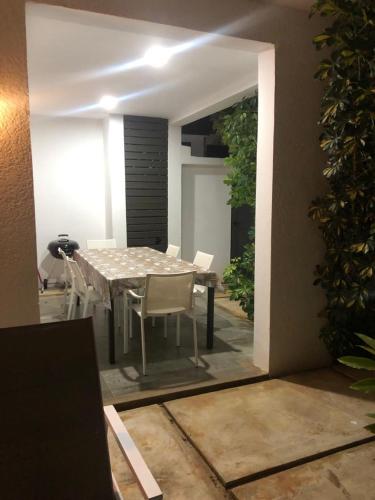 a dining room table and chairs in a room at Villalina : Cosy, piscine privée, proche Grand Baie et plages in Pereybere