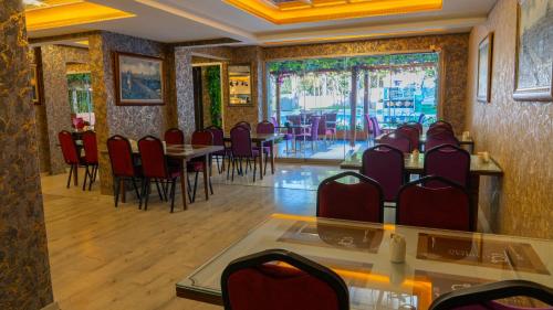 a restaurant with chairs and tables and a dining room at Gardan Hotel in Beylikduzu