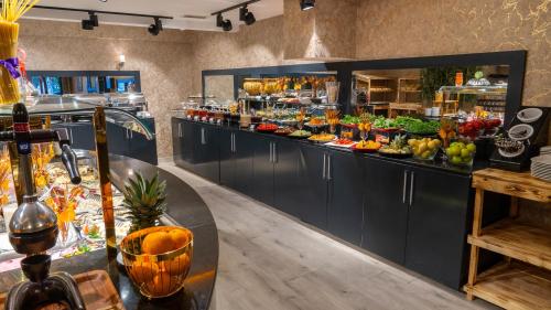 a restaurant with a bar with a lot of food at Gardan Hotel in Beylikduzu