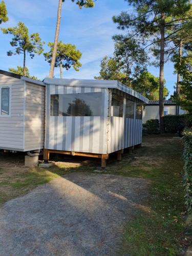 a tiny house is parked in a yard at Camping du Bois Dormant in Saint-Jean-de-Monts