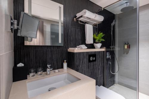 Koupelna v ubytování Citadines Al Ghubrah Muscat