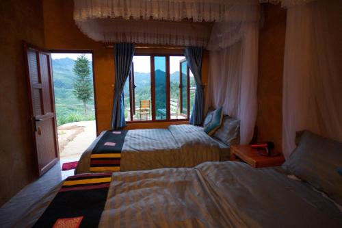 - 2 lits dans une chambre avec fenêtre dans l'établissement Lý Thị Chương Homestay & Bungalow, à Bản Kam