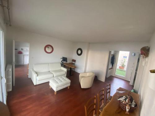 un salon avec un canapé blanc et une table dans l'établissement Eiffel Beaugrenelle - Beautiful T2 58m2 with Terrasse 22m2, à Paris