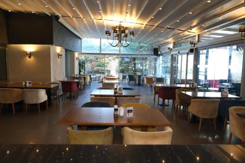 - une salle à manger avec des tables, des chaises et des fenêtres dans l'établissement Asia City Hotel Istanbul, à Istanbul