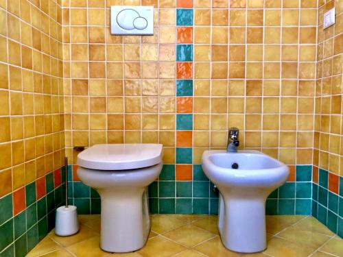 a bathroom with a toilet and a sink at Stanza e bagno privato, idromassaggio con extra fee, in appartamento in Ferrara