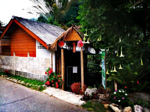 a small house with a sign in front of it at แม่อุ๊ยโฮมสเตย์&mae uai homestay in Ban Pok Nai