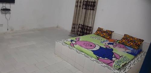 1 dormitorio con 1 cama con dibujos animados en SANYANG, en Sanyang