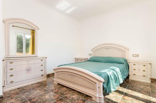 YourHouse Es Pleto Villa في للوريت دى فيستا أليجر: غرفة نوم بسرير وخزانة ومرآة
