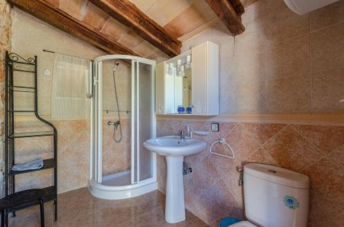 uma casa de banho com um chuveiro, um lavatório e um WC. em YourHouse Es Pleto Villa em Lloret de Vistalegre