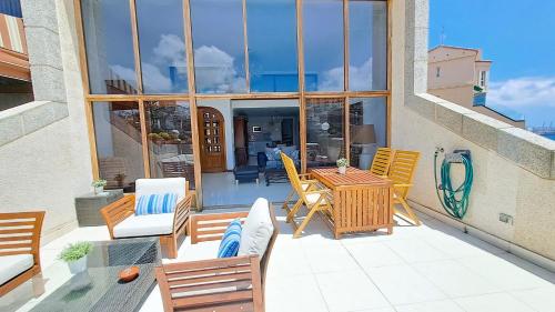 Un patio con sillas y una mesa y sillas. en Vik Altavista, en Las Palmas de Gran Canaria