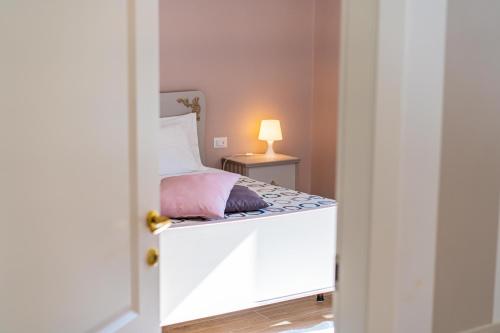 a bedroom with a bed and a lamp on a table at Alloggio Turistico Pietrafitta in Grotte Santo Stefano