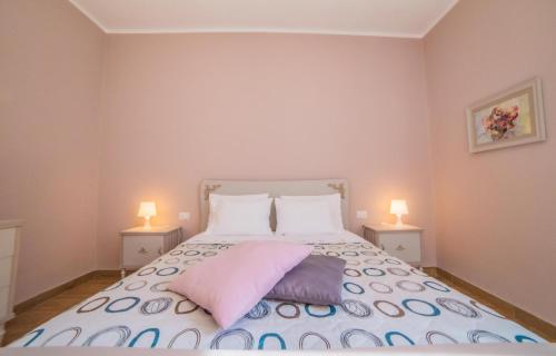 a bedroom with a large bed with two lamps at Alloggio Turistico Pietrafitta in Grotte Santo Stefano