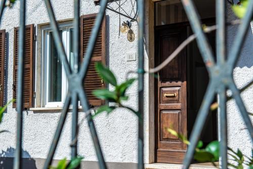 a bee on a door of a house at Alloggio Turistico Pietrafitta in Grotte Santo Stefano