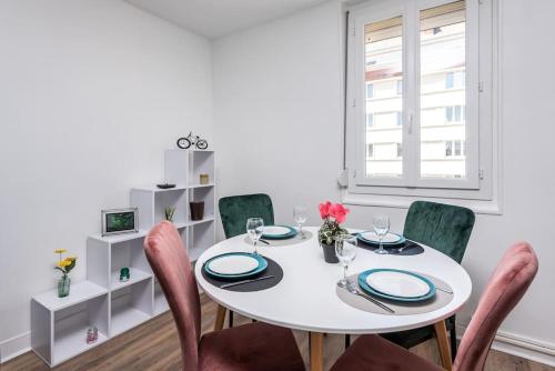 - une salle à manger blanche avec une table et des chaises blanches dans l'établissement LE SAINT CLEMENT B AVEC SALLE DE SPORT, à Rouen