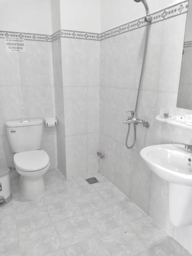 La salle de bains est pourvue de toilettes et d'un lavabo. dans l'établissement Nhà Nghỉ Linh Quân 1, à Vung Tau