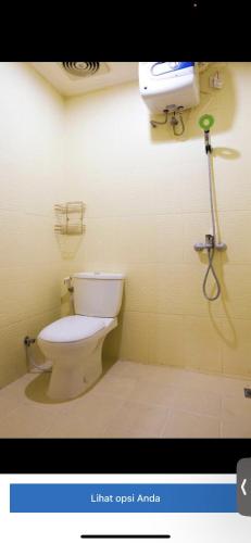 uma casa de banho com WC num quarto em Reza homestay em Kubang
