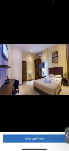 um quarto de hotel com duas camas e uma secretária em Reza homestay em Kubang