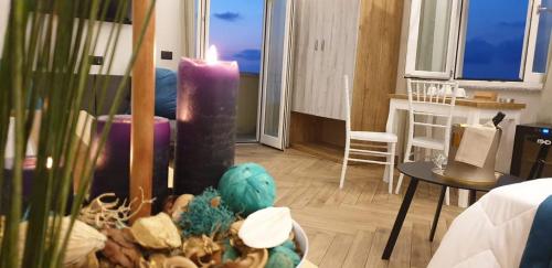 un soggiorno con una candela e una pianta di Suite Pizzo jacuzzi rooms a Pizzo