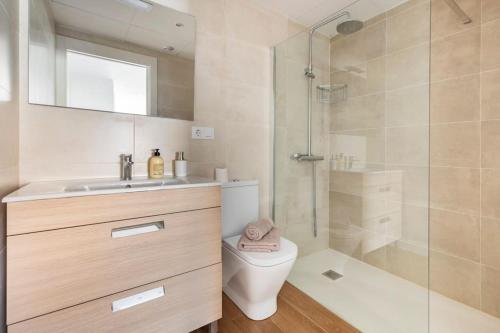ein Bad mit einer Dusche, einem WC und einem Waschbecken in der Unterkunft Orilla del mar in Oliva