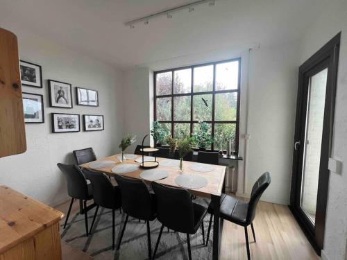 a dining room with a table and black chairs at Villa Höpen 125qm 4 Schlafzimmer Citynah 5 Zi. Parkplatz Terasse WIFI in Seevetal