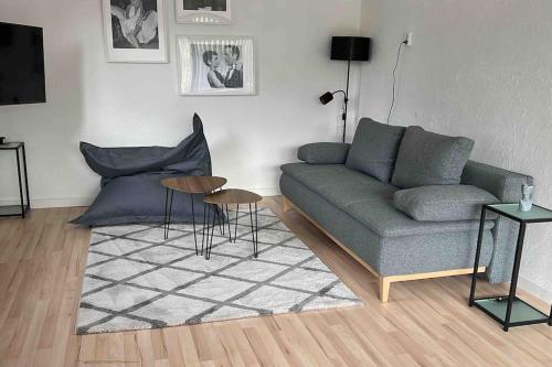 a living room with a couch and a table at Villa Höpen 125qm 4 Schlafzimmer Citynah 5 Zi. Parkplatz Terasse WIFI in Seevetal