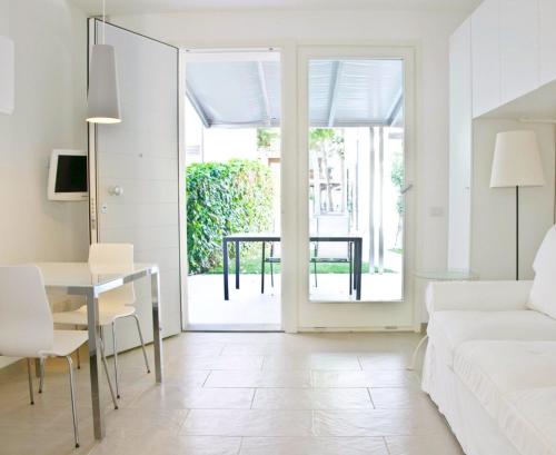- un salon avec un canapé blanc et une table dans l'établissement Appartamenti Cervia, à Cervia
