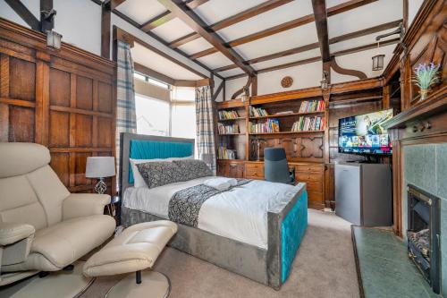 a bedroom with a bed and a tv at *RG9bC* For your most relaxed & Cosy stay + Free Parking + Free Fast WiFi * in Moortown