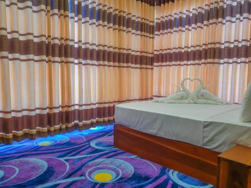 Postel nebo postele na pokoji v ubytování Sinharaja Tea Garden Hotel