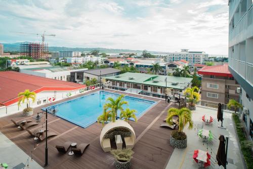uma vista superior de uma piscina no topo de um edifício em Subic Riviera Hotel & Residences em Kababae