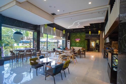 una sala da pranzo con tavoli e sedie in un ristorante di Subic Riviera Hotel & Residences a Kababae