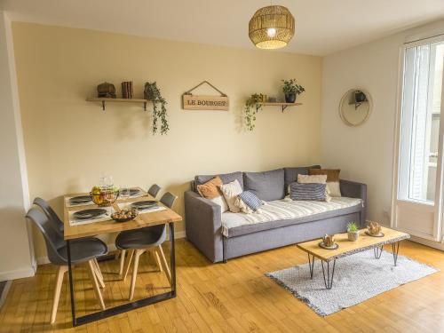 un salon avec un canapé et une table dans l'établissement Le Bourget, Grand appartement proche du centre, à Grenoble