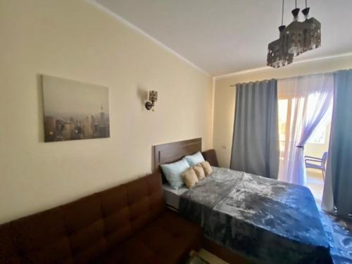 1 dormitorio con cama y ventana en Florenza khamsin aprt F7 en Hurghada