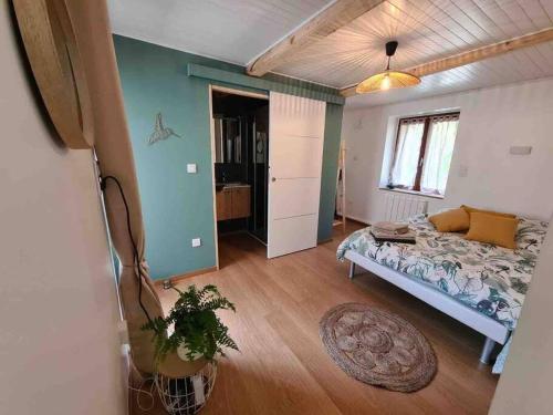 a bedroom with a bed in a room with a floor at Joli appartement avec coin jardin in Chalon-sur-Saône